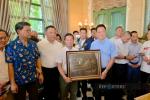 ท่านนายกฯ หนูปลื้มใจ!สุด!  จัดงานทำบุญครบรอบวันเกิดปีที่ 60 ภายในครอบครัวเรียบง่าย มีท่าน พล.อ. ประยุทธ์ - คุณหญิงพจมาน ส่งแจกันดอกไม้ อวยพร  และมีท่าน ปลัดมหาดไทยมาร่วมอวยพร และท่านพล.ต.อ.สำราญ นวลมา ว่าที่(ผบ.ตร.)มาร่วมแสดงความยินดีเต็มลานบ้านที่ บางพลี